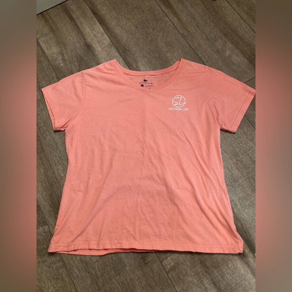Southern Lure women’s L v neck short sleeve tee